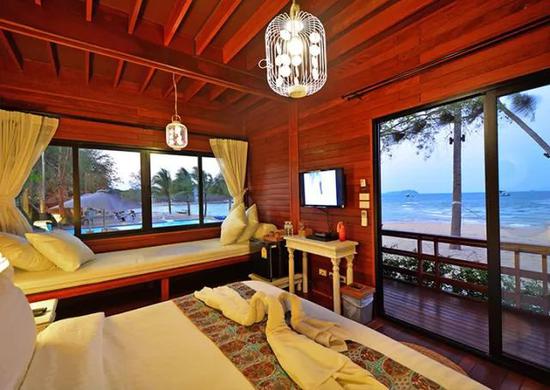 “panda sports”
百亿阔太变服务员?甘比现身做慈善 送福利还不忘给老人端茶倒水(图2) panda sports