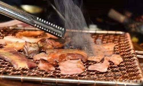 
吃烤肉时 服务员频繁问要不要换纸 这是一种表示 不懂就尴尬了：panda sports(图1)